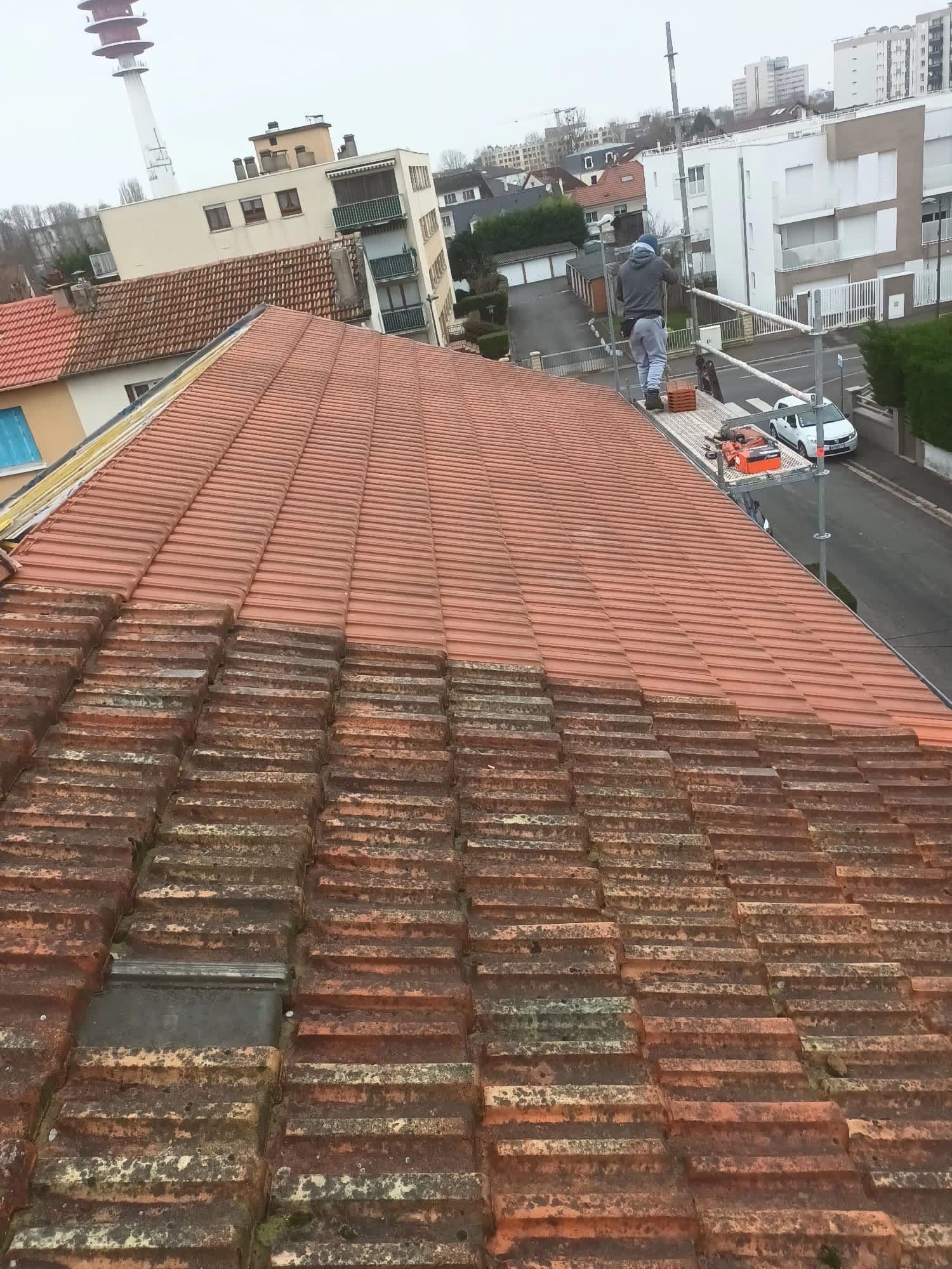 Toiture en tuiles en cours de rénovation